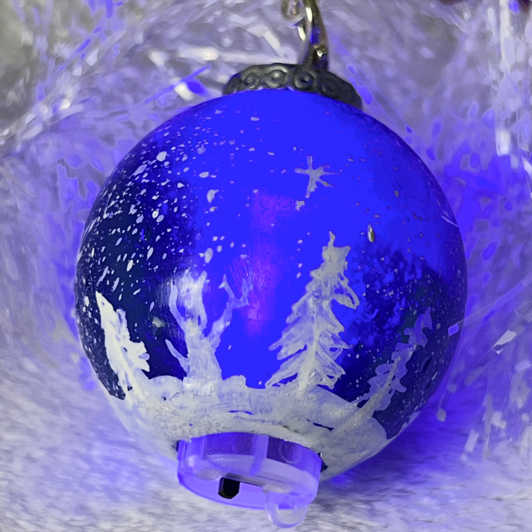 Snow Globe Swizzle Xmas 24 Lit Close Up